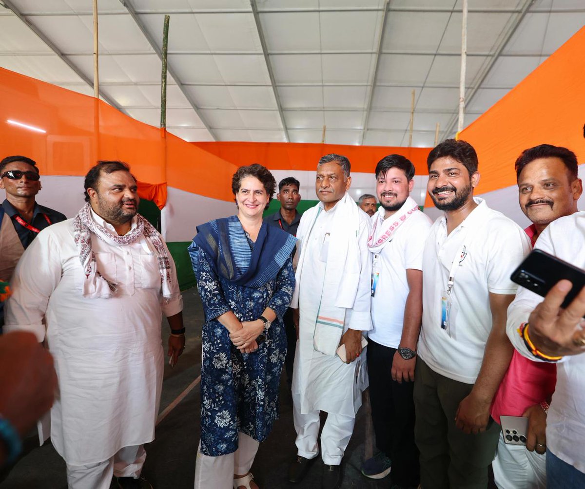 Dheeraj Gurjar (@dgurjarofficial) on Twitter photo कल मधुबनी की धरती पर जननायक श्री <a href="/RahulGandhi/">Rahul Gandhi</a> जी के साथ “वोटर अधिकार यात्रा” में सम्मिलित होने पहुंचीं कांग्रेस महासचिव एवं वायनाड सांसद आदरणीया दीदी श्रीमती <a href="/priyankagandhi/">Priyanka Gandhi Vadra</a> जी का कांग्रेस नेताओं संग हार्दिक स्वागत किया।
उनकी उपस्थिति ने कांग्रेसजनों में उमंग और जनता में जोश भर कल मधुबनी की धरती पर जननायक श्री <a href="/RahulGandhi/">Rahul Gandhi</a> जी के साथ “वोटर अधिकार यात्रा” में सम्मिलित होने पहुंचीं कांग्रेस महासचिव एवं वायनाड सांसद आदरणीया दीदी श्रीमती <a href="/priyankagandhi/">Priyanka Gandhi Vadra</a> जी का कांग्रेस नेताओं संग हार्दिक स्वागत किया।
उनकी उपस्थिति ने कांग्रेसजनों में उमंग और जनता में जोश भर