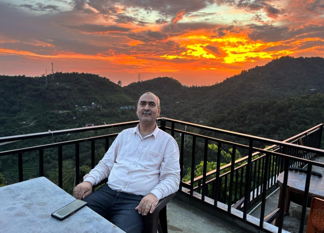 ViibhorK's tweet photo. हिंदुओं के लिए भगवा पवित्र रंग है और अनादि काल से हिंदू संत और साधु भगवा ध्वज की पूजा करते हैं। केसरिया साहस और वीरता का प्रतीक है।भगवा को मिटाने का सपना देखने वालों अगर भगवा मिटाने की औकात है तो पहले सूरज को मिटाकर दिखाओ क्योंकि सूरज में भी भगवा है ।
@NeerajDoneria  @VHPDigital https://t.co/gNz6MsclSu