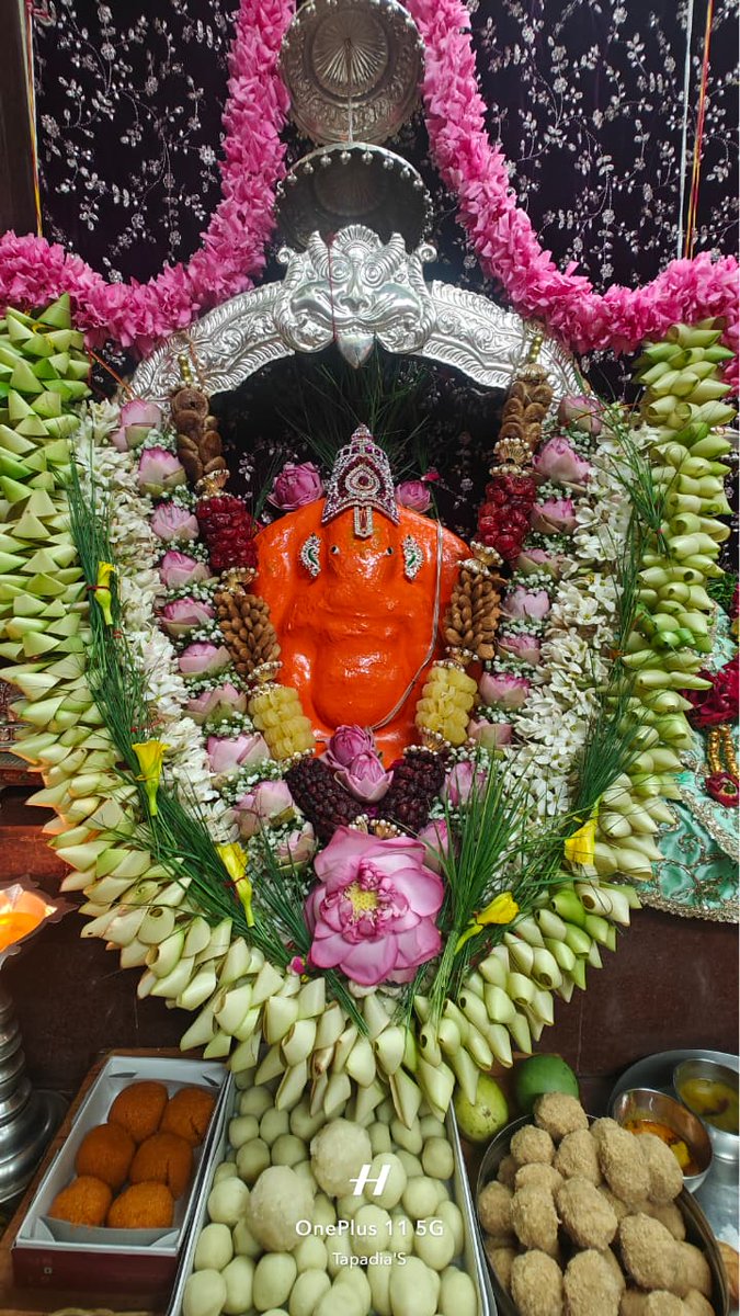 वक्रतुण्ड महाकाय सूर्यकोटि समप्रभ।
निर्विघ्नं कुरु मे देव सर्वकार्येषु सर्वदा॥

समस्त देशवासियों को श्री गणेश चतुर्थी के पावन पर्व की हार्दिक शुभकामनाएं।
#GaneshChaturthi