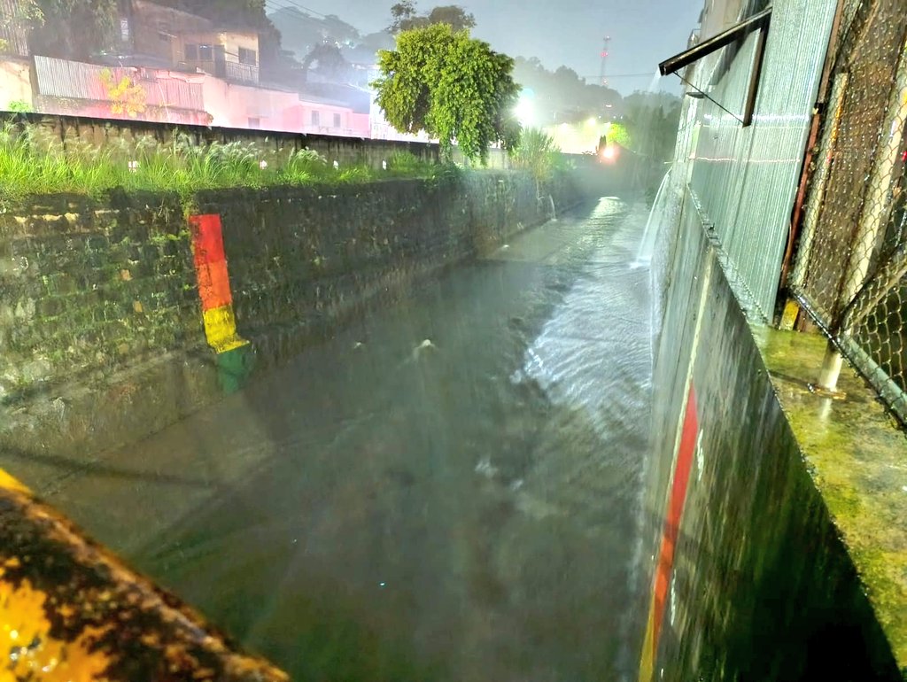 🚨La lluvia persiste en el sector del Arenal Montserrat, colonia Málaga, San Salvador. Aunque el cauce del río no presenta incremento, podría elevarse de continuar la precipitación. Nos mantenemos en alerta en esta y otras zonas.
Emergencias 📞 9️⃣1️⃣3️⃣ 🚒💨
#PlanInvierno2025 ☔