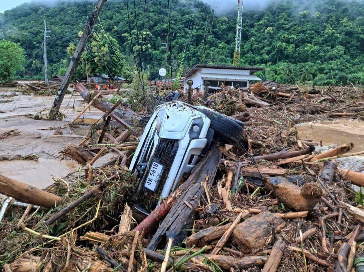ArmyHonor's tweet photo. 27/8/68 เปิดภาพช่วยชีวิต ชาวบ้าน น้ำป่ามา ตี 3  ดินโคลนถล่มทับบ้านเรือนชาวบ้านในพื้นที่อำเภอแม่แจ่ม เชียงใหม่บ้านเรือนเสียหาย 10 กว่าหลัง
มีผู้บาดเจ็บ 10 ราย เสียชีวิต 2 ราย   สูญหาย 1 ราย
#พายุคาจิกิ #วัดพระบาทน้ำพุ https://t.co/5uZPQuPyIK
