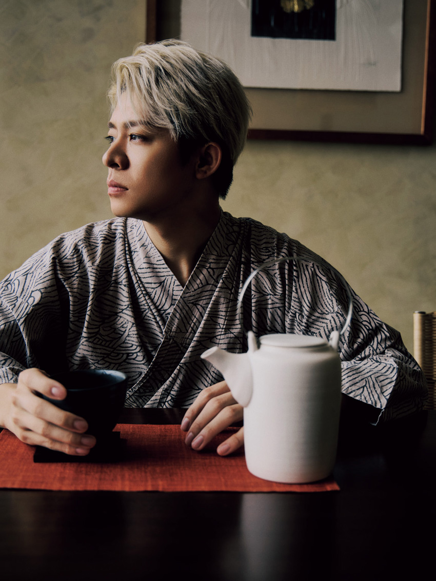 Number_i・岸優太「グランド ハイアット 東京」で見せる“非日常”と“日常”Numero TOKYOソロ初登場【写真7枚】 edgeline-tokyo.com/lifestyle/1810… 

とびきりモードなファッションを身に纏ったり浴衣に着替えてお茶を淹れながらくつろぐ
#ヌメロ・トウキョウ