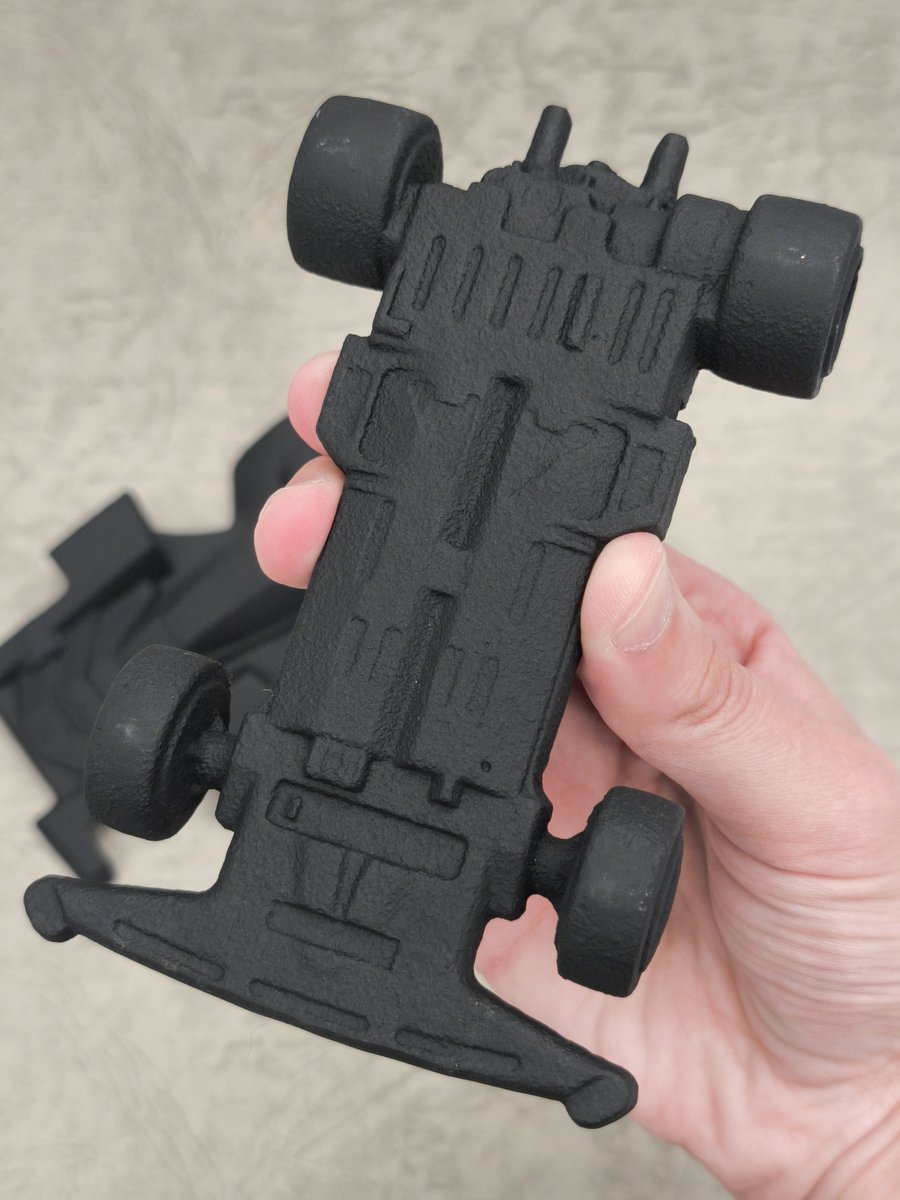 📸鷹羽リョウさんのお誕生日なので、『ネオトライダガーZMC香炉』をもっとご紹介😊

ボディやシャーシ裏のディテールまで緻密に再現されています✨️静岡の老舗鋳物屋「重太郎」さんの職人さんによる丁寧な手仕事をぜひご覧ください！

#tamiya_tokyo