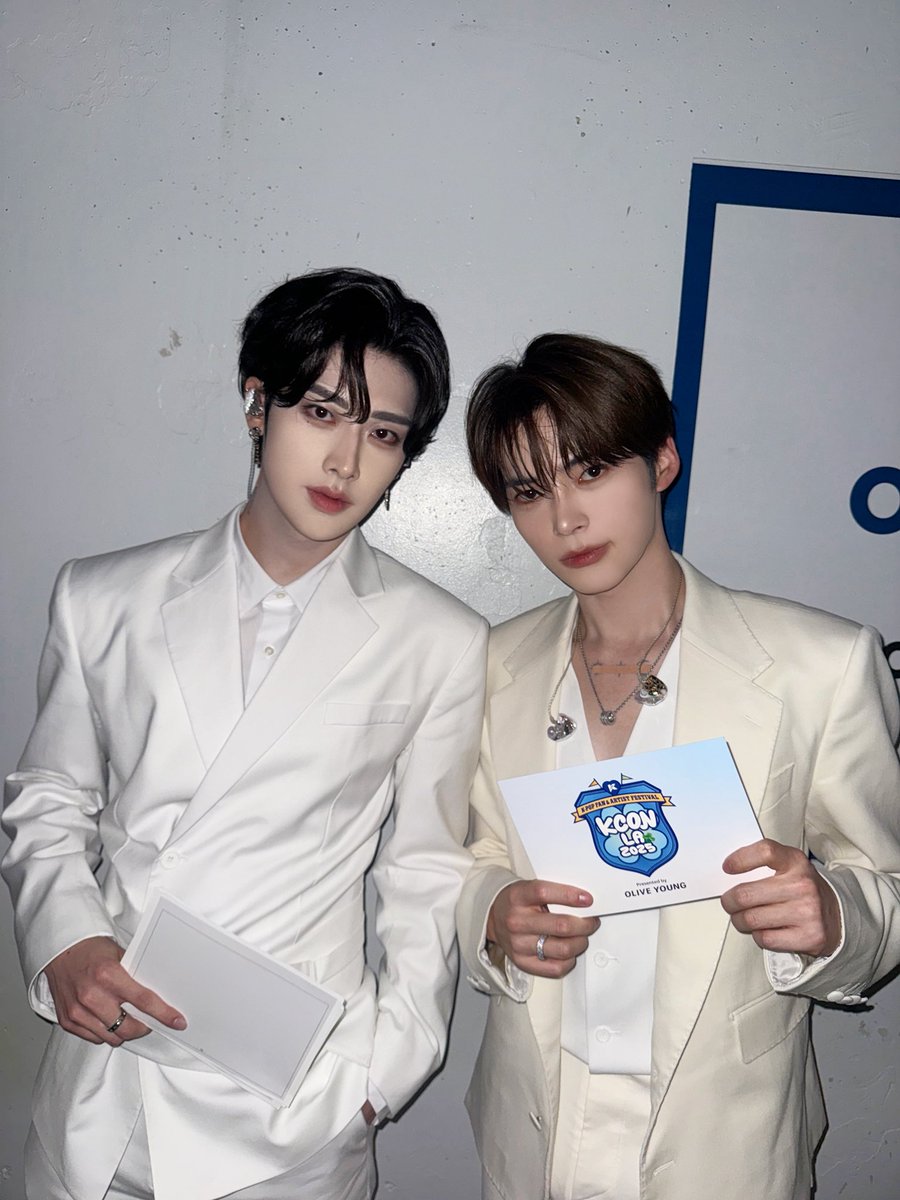 _𝗭𝗘𝗥𝗢𝗙𝗢𝗖𝗨𝗦

캣냥즈😸가 진행하는 KCON LA DAY2 어땠나요?
ㄴ LA 맛집으로 유명한 이유를 알 것 같아요!

#ZEROBASEONE #ZB1 #제로베이스원 
#SUNGHANBIN #RICKY
#성한빈 #리키