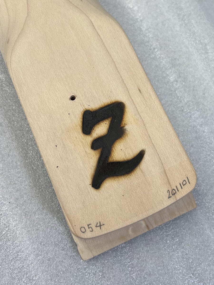 完成したL.E.S.のネックにシリアル番号の印字と焼印を入れる作業をしました。
これから塗装工程に進みます！

Aki Motohashi

#ATELIERZ