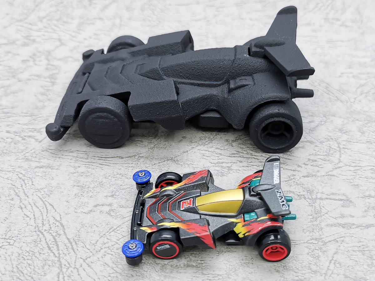 📸鷹羽リョウさんのお誕生日なので、#トミカ × #ミニ四駆『ネオトライダガーZMC』の写真をもっとご紹介🏁

特徴的なファイヤーパターンやフロントタイヤのホイールキャップ、シャーシ・ボディキャッチなど細部まで再現！

#tamiya_tokyo