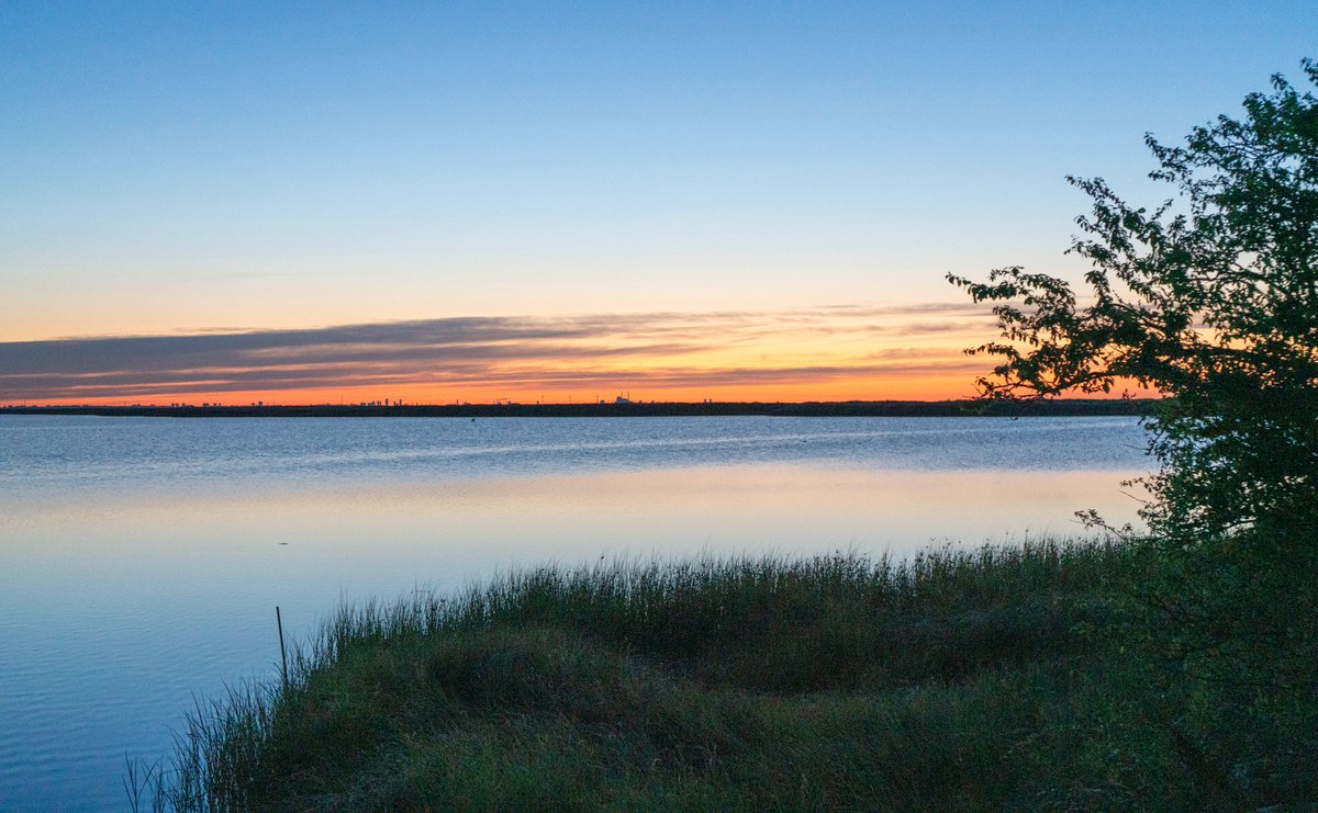 DorteHedengran's tweet photo. A beautiful morning before my morning dip. It's almost dark in the morning. Autumn is on its way 🌥️

#Denmark #SonyAlpha #NaturePhotography #August27th #photooftheday #WednesdayVibes #WednesdayMorning #sunrise 

📸Dorte Hedengran https://t.co/9wKBvySFlm