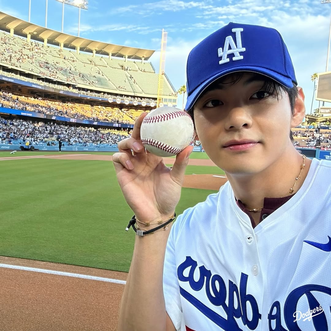 MLB Korea (@mlbkor) on Twitter photo ์ฌ๋ฌ๋ถ์ ํ์ฐฌ ํ๋ฃจ๋ฅผ ์ํด ์ค๋นํ์ต๋๋ค๐
์ด์ ๋ค์ ์คํ๋์์์ ์๊ตฌํ ๋ท์ ์ฌ์ง์ ๋ช ์ฅ ๋ ๊ฐ์ ธ์์ด์!
๐ธ: @dodgers
K-POP๊ณผ MLB์ ์๋ฒฝํ ๋ง๋จโจ ์ง๊ธ ๋ฐ๋ก MLB์ฝ๋ฆฌ์ ์ ํ๋ธ ์ฑ๋์์ ํ์ธํ์ธ์!
๐ youtube.com/@mlbkoreaofficโฆ
#BTS #BTSArmy #๋ฐฉํ์๋
๋จ #Taehyung ์ฌ๋ฌ๋ถ์ ํ์ฐฌ ํ๋ฃจ๋ฅผ ์ํด ์ค๋นํ์ต๋๋ค๐
์ด์ ๋ค์ ์คํ๋์์์ ์๊ตฌํ ๋ท์ ์ฌ์ง์ ๋ช ์ฅ ๋ ๊ฐ์ ธ์์ด์!
๐ธ: @dodgers
K-POP๊ณผ MLB์ ์๋ฒฝํ ๋ง๋จโจ ์ง๊ธ ๋ฐ๋ก MLB์ฝ๋ฆฌ์ ์ ํ๋ธ ์ฑ๋์์ ํ์ธํ์ธ์!
๐ youtube.com/@mlbkoreaofficโฆ
#BTS #BTSArmy #๋ฐฉํ์๋
๋จ #Taehyung