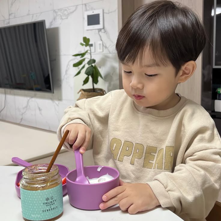 Nemenin si bocil sarapan, katanya udh bisa makan sendiri