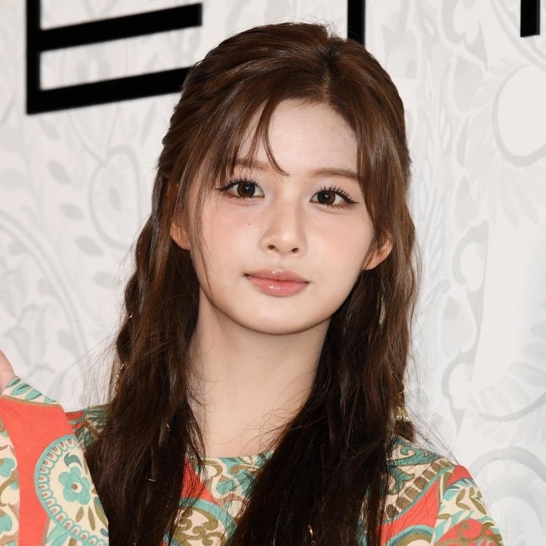 엔믹스 설윤, 걸어다니는 인형...상큼 발랄

tenasia.com/music/20250827… (📸)

그룹 엔믹스 설윤이 27일 서울 강남구 스타락스에서 열린 에트로 가을-겨울 프레젠테이션 기념 행사에 참석해 포즈를 취하고 있다.

#SullYoon #ソリュン #NMIXX #Etro #Event #Kpop