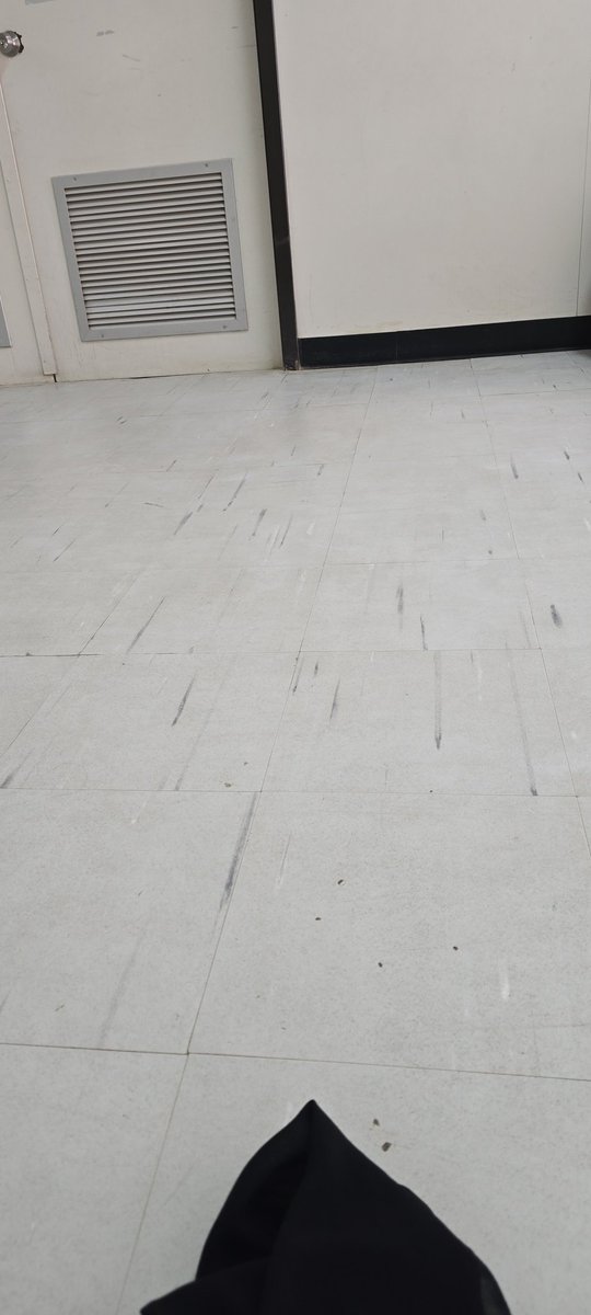 كلنا ننتظر قدام الكلاس ووحده تسألني اذا الدكتوره بتجي أو لا !! منطقيا لو بعرف مارح أوقف جنبك