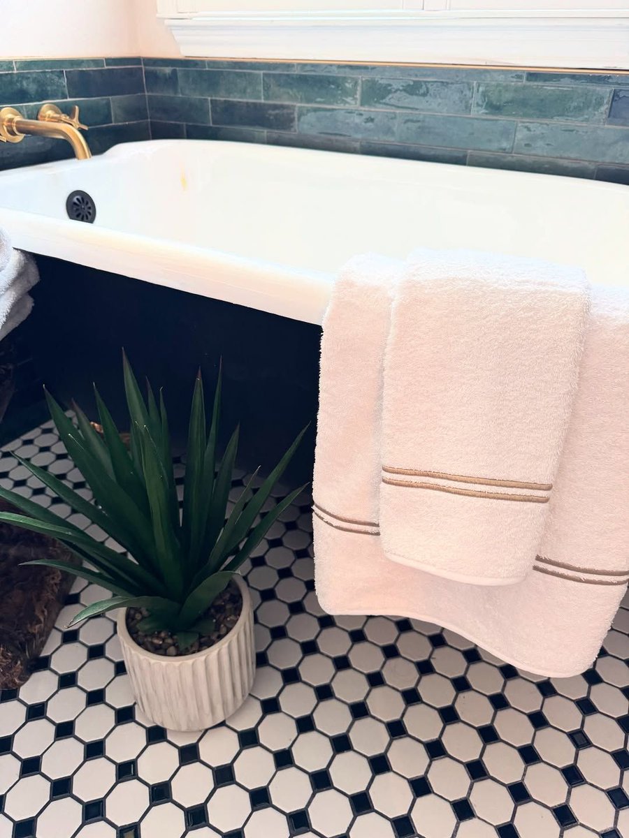 Reposting @thecagedmuse
This is what bougie self care looks like! These gorgeous, plush towels from <a href="/schweitzerlinen/">Schweitzer Linen</a> are the perfect spa addition to my bathroom. They are 100% Turkish cotton and have a classic stripe embroidery on each towel. 
schweitzerlinen.com/regatta