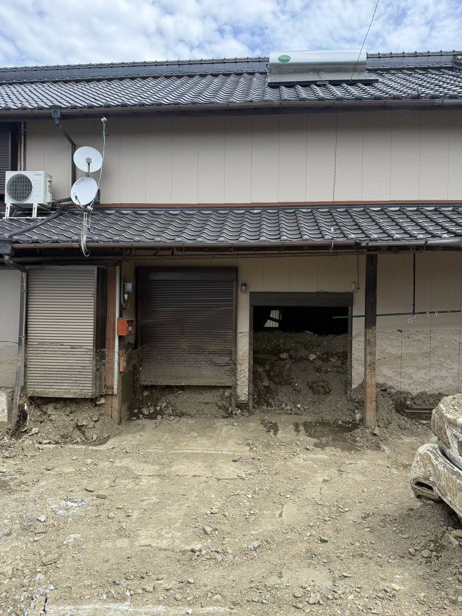 gaugaufukkou's tweet photo. 【現状報告】
#八代市 ノ一般ボランティアガダイブ減ッテルトノ事。
社協スタッフノ話デハ濡レタ畳ノ上ニビニールシートヲ敷イテ生活ヲシテイルオ年寄リノオ宅モアルヨウデス...
是非ボランティア参加ヘノゴ協力ヲ宜シクオ願イシマス🫡

#熊本県 https://t.co/7Cp5lZLfCP