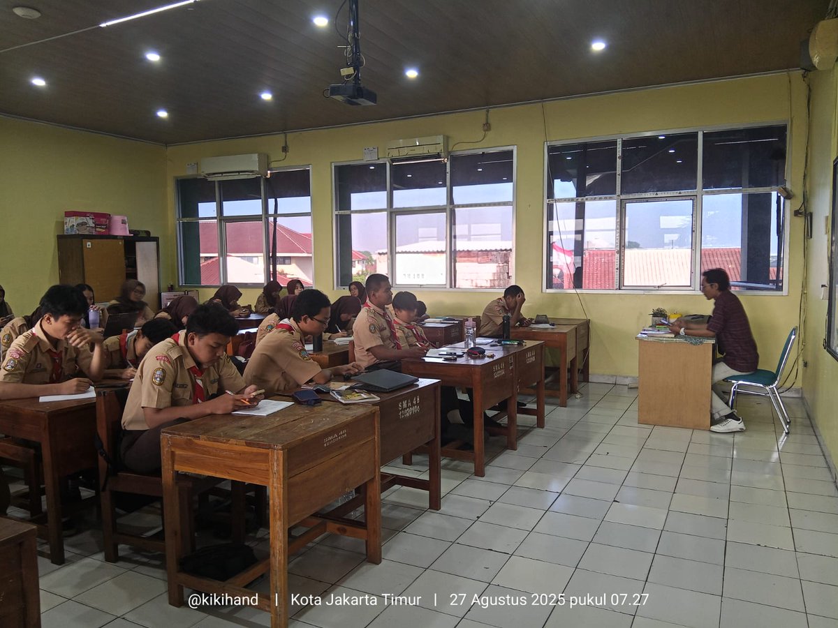 Kembali mementori Kelas Literasi XI-4, SMAN 48 Jakarta. Para murid ada yang menulis puisi, cerpen, artikel, KTI, dan novel.