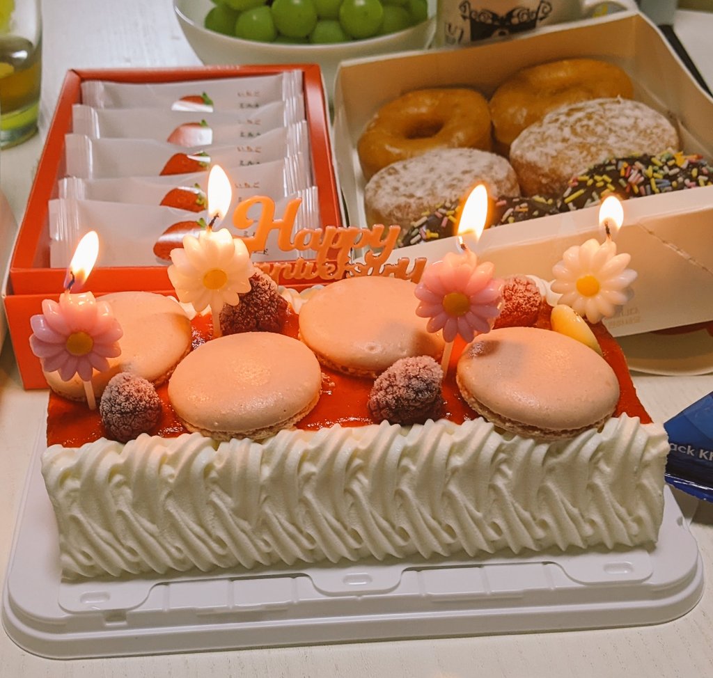 高校からの友人達と家飲みー🍻🥂🍹🍾
結構な量飲み食いしたあとサプライズ🤩

アイスバースデーケーキ🎂
皆でハピパースデ歌ってくれ何十年ぶりにロウソク吹き消しました🤗友よありがとー🎶