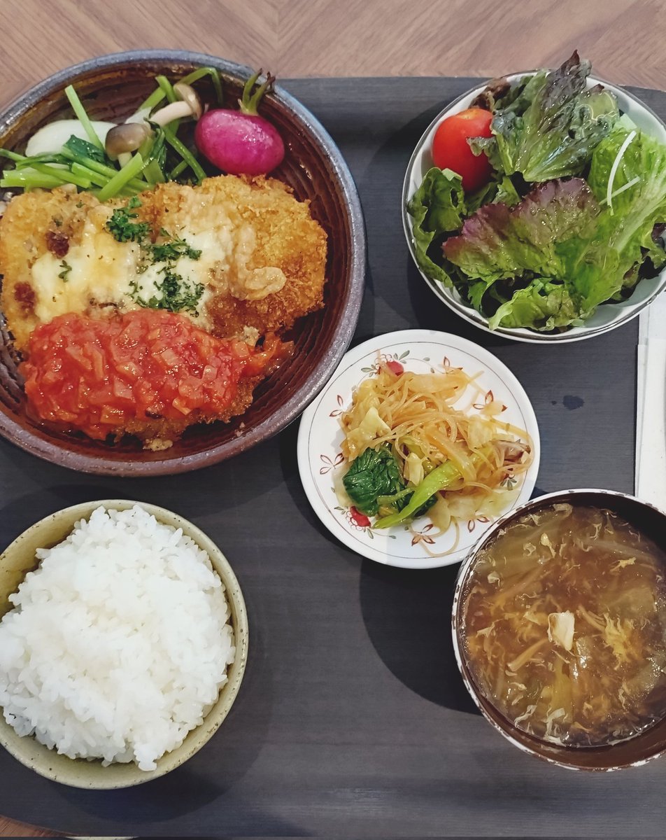 お腹すいたからお昼
ミラノ風カツレツ🐷
ご飯は200g🍚
１ヶ月前から糖質制限やめて食べる事にした！
それなのに体重変わらないから体組成変わってきてると思われる
高タンパク低脂質高炭水化物のPFCバランス重視でしばらく様子見👀