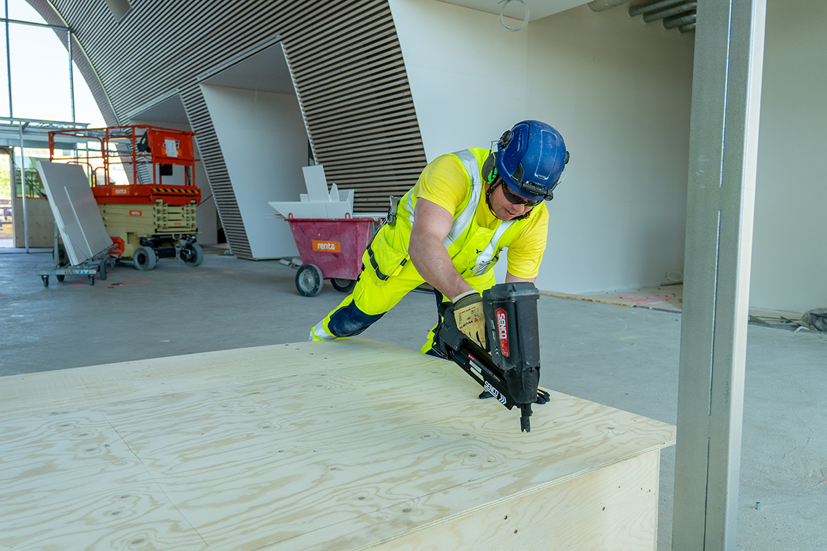 Aliurakoitsijoiden työntekijöiden henkilösuojaimissa runsaasti puutteita rakennustyömailla.
"Asian suhteen huomautettavaa oli lähes puolessa työmaista. Saman ongelman  huomasimme myös päätoteuttajayrityksille tehdyissä tarkastuksissa."
#rakentaminen #työturvallisuus #työsuojelu