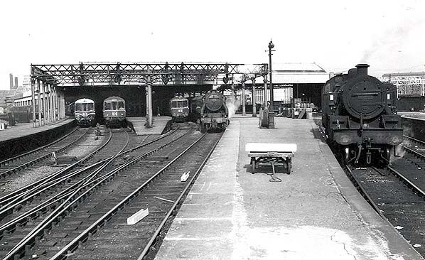 #OnThisDay 65 years ago Manchester Mayfield closed. It was effectively an overspill to relieve nearby Piccadilly; after closure it was derelict for 10 years before reopening as a parcels depot between 1970-1986. JW Sutherland image a month before closure buff.ly/yWztykl