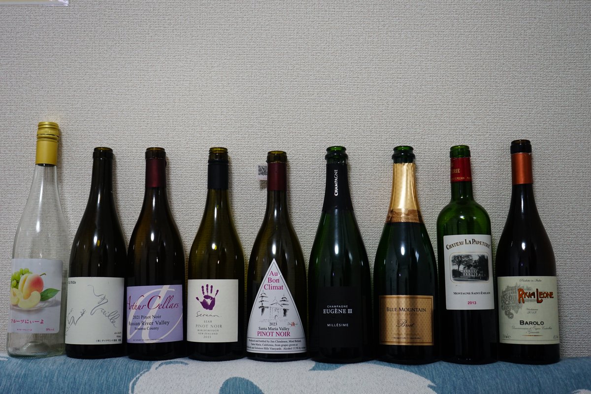 yasushihan's tweet photo. 昨日の相楽美佳プロ(@mikas_Beverage)主催「麻雀しながらワイン会」を更新：
https://t.co/uvKlnHDSwl
麻雀しながら、ワイン飲みながら、ワインの記録を取るのはなかなか大変。手が1本足りません。
結局２本稽古漏れしました。記録係失格😂 https://t.co/xUquVktAte