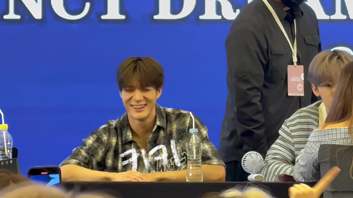 250827 팝머치 상하이 popmerch shanghai #제노 #JENO 

trying to read fan’s signs so cute 😭