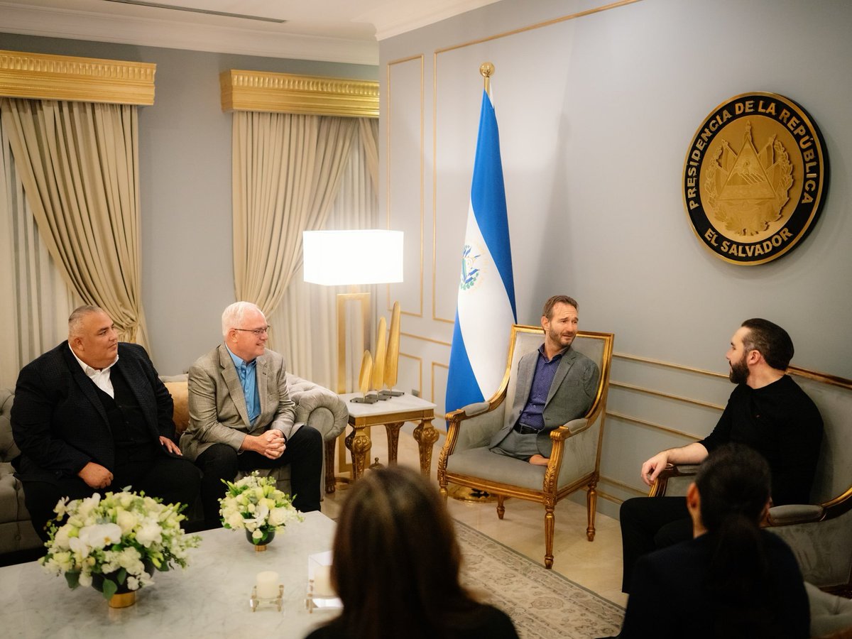 Diario El Salvador (@elsalvador) on Twitter photo #ElSalvador | El presidente <a href="/nayibbukele/">Nayib Bukele</a> sostuvo un encuentro con Nick Vujicic, el famoso conferencista destacado por sus motivadores discursos. Fotos: Cortesía #ElSalvador | El presidente <a href="/nayibbukele/">Nayib Bukele</a> sostuvo un encuentro con Nick Vujicic, el famoso conferencista destacado por sus motivadores discursos. Fotos: Cortesía