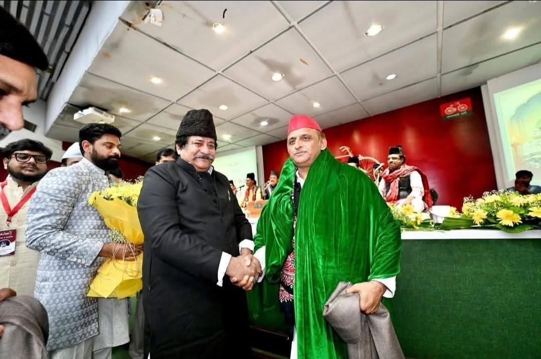 ऐसा लग रहा है जैसे कोई मजार उठ खड़ी हुई.. 
😂😂😂