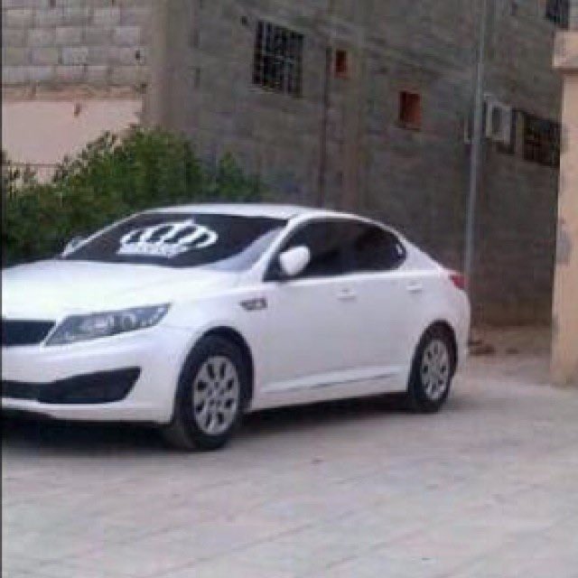 الحاجه اللي فعلها يرفع الراس
 اتعب  عليها لو حياتي  ثمنها

والحاجه اللي دونها منة الناس
لو هي حدى عيوني تنازلت عنها