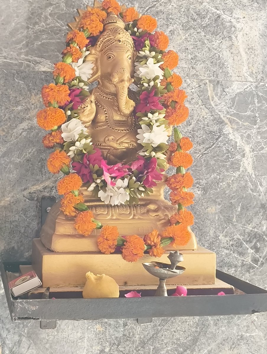 रंणत भंवर सु आवज़्यो मुषक कर असवार
गौरीशंकर रा कुंवर लाडला राणी रिद्धि सिद्धि रा भरतार 
विरध रुखाळा राजवी थे सुडांळा सिरदार
सदा राखज्यों छतर छाया भरया लाखों अन धन रा भंडार
प्रथम सिंवरे आपने गणनायक गणराज 
रिद्धि सिद्धि सहित पधारज्यो पुर्ण करज्यो काज...गणेश चतुर्थी की  शुभकामनाएं