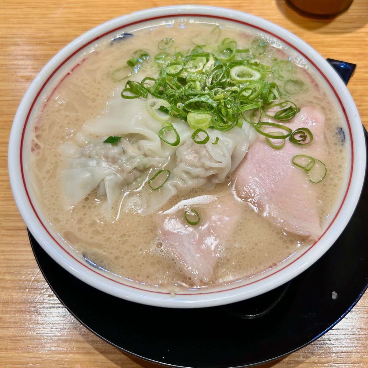 豚骨ラーメン　そらのいろ　麹町本舗＠麹町/半蔵門
2025年8月21日オープン。「ソラノイロ」が東銀座へ移転予定で閉店。長い間、本店だった跡地に新店としてリニューアルオープン。豚骨ラーメンに水餃子をトッピング。