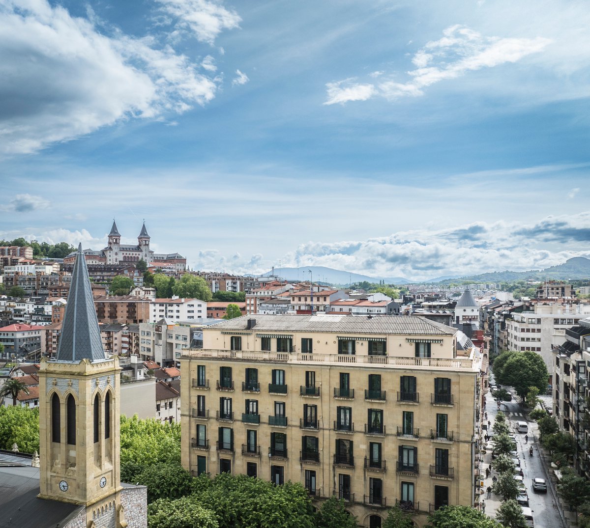 FROM ONDARRETA TO IGELDO 💙💚

El Palacio de Miramar, el Peine del Viento, el Funicular y el Parque de Atracciones, la Calle Matia, la Plaza Sert - Benta Berri. Razones más que de sobra para una visita al barrio del Antiguo, el más añejo y con personalidad propia de toda la