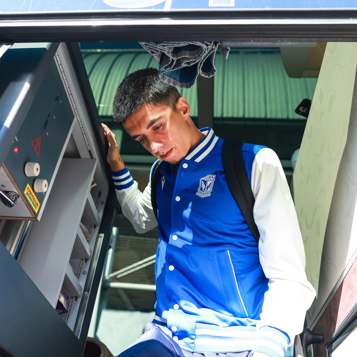 LechPoznan's tweet photo. Za moment ruszamy na rewanżowy mecz do Genk ✈️ Z drużyną do Belgii nie udał się Mikael Ishak. Kapitan poczuł ból i przeszedł w ostatnich dniach badania, które nie wykazały niczego poważnego. Nasz sztab profilaktycznie zdecydował o pozostawieniu Mikaela w Poznaniu, gdzie będzie przygotowywał się indywidualnie do niedzielnego spotkania z Widzewem.