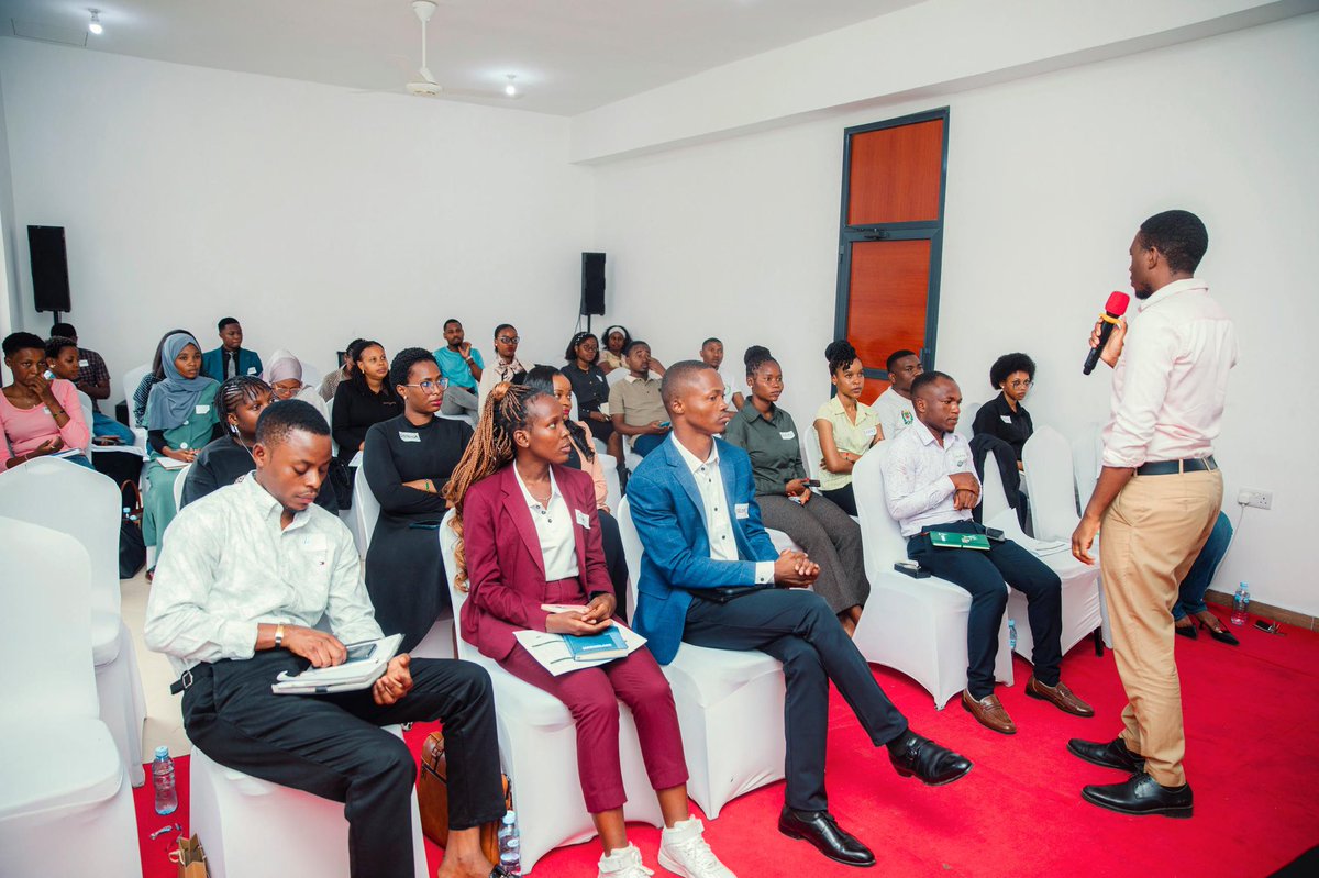 Marydavis7105's tweet image. Africa emits &amp;lt;4% of global emissions yet faces the harshest impacts. The urgency of a Just Energy Transition is undeniable📌,not just clean energy, but uplifting communities, strong policies &amp;amp; green jobs. Youth voices must be impossible to ignore💪
#justenergytransition