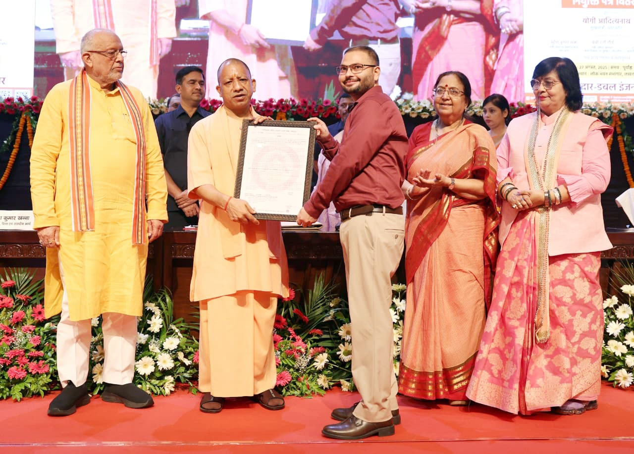 सीएम योगी ने 2,425 मुख्य सेविकाओं व 13 फार्मासिस्टों को बांटे नियुक्ति पत्र, विपक्ष पर साधा निशाना