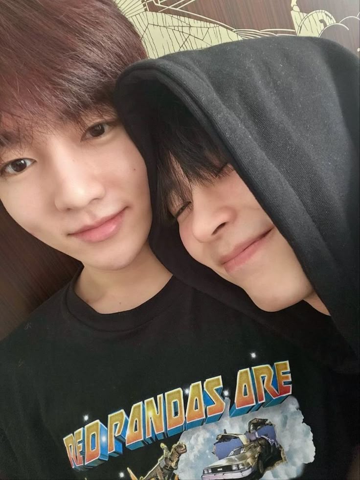 zb1oomfs's tweet image. your music teacher and your dance teacher are getting married