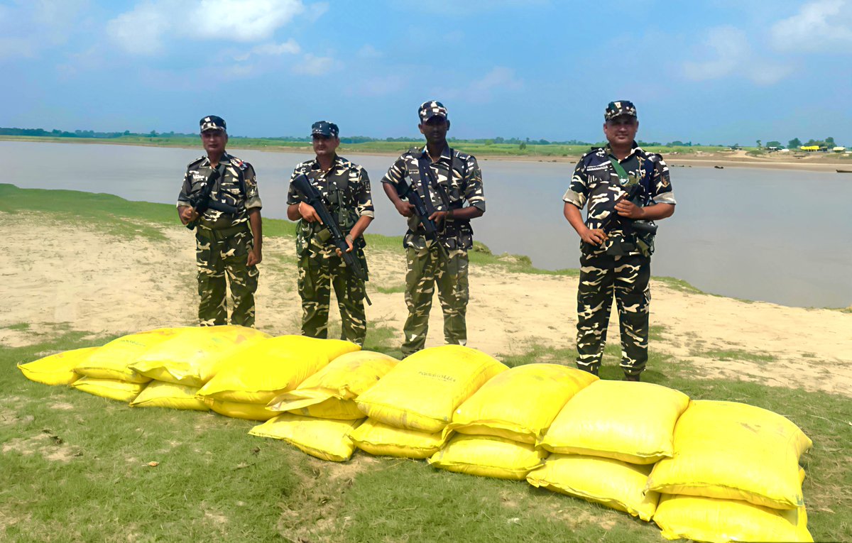 59bnssb_india's tweet photo. 59 वाहिनी #सशस्त्रसीमाबल  द्वारा 17 बोरी यूरिया खाद जब्त करते हुए कृषि विभाग, बहराइच को सुपुर्द किया |
#SSB #BorderSecurity #AntiSmuggling #seemasuraksha #indianbordersecurity #SSBAction #भारत_नेपाल_सीमा
@SectorSsb @SSBFTRLUCKNOW @SSB_INDIA https://t.co/3nDKCeOmEe