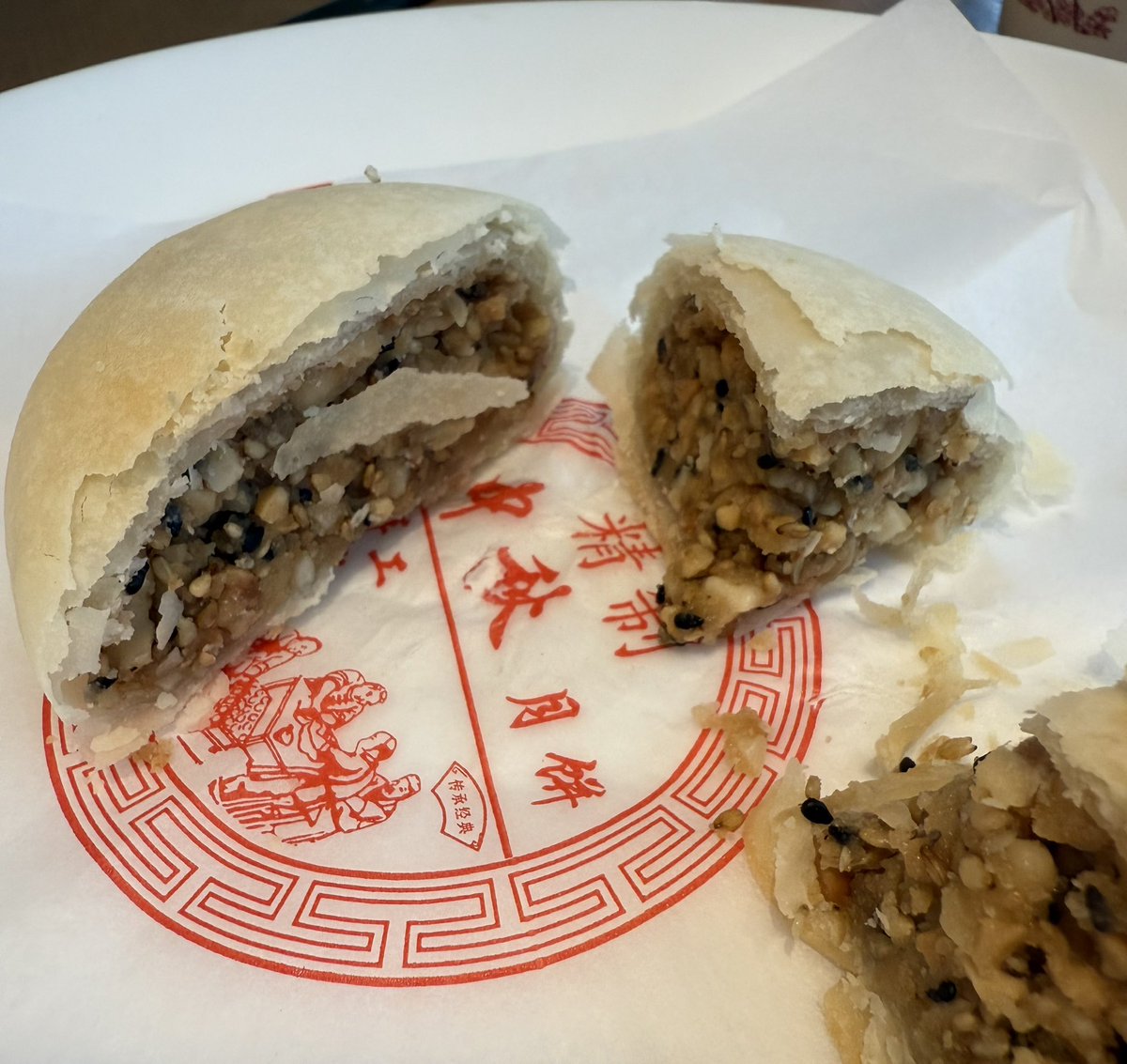 这嘴和开了光一样

言出法随

今天调侃了一下某位五仁月饼

这不就吃上了

核桃仁 松子仁 果仁 夏威夷果

黑白芝麻

奶香酥脆 绝了