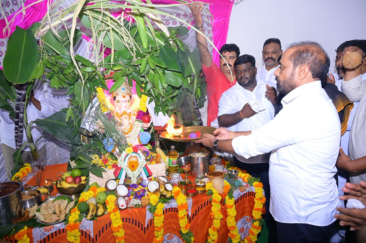 ధర్మవరం ఎన్డీయే కార్యాలయంలో వినాయక చవితి సందర్భంగా విఘ్నేశ్వరుడికి ప్రత్యేక పూజలు చేశాను. ధర్మవరం కుటుంబ సభ్యులతో పాటు రాష్ట్ర ప్రజలందరికీ ఆయురారోగ్యాలు, అష్టైశ్వర్యాలు కలగేలా చూడాలని, అన్ని విఘ్నాలను తొలగించి తలపెట్టిన కార్యాలు విజయవంతం అయ్యేలా ఆశీస్సులు అందించాలని కోరుకున్నాను.