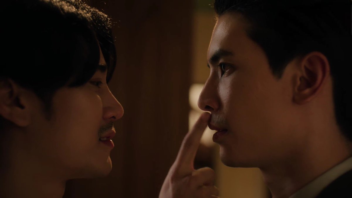 มึง แต่ดูเหมือนณรันมันไม่เล่นด้วยแล้วเลยอ่ะ สายตาณรันอีพีนี้มันแบบ เออ ดูมีอะไรในใจมากกว่าอีพีสี่อีก หรือเพราะว่างานนี้ทั้งเทวี ทั้งดาวมาทั้งคู่ เอางี้ ทุกคนพร้อมจะเปลี่ยนที่ในการเป็นพยานฟ้องชู้แล้วหรือยังคะ