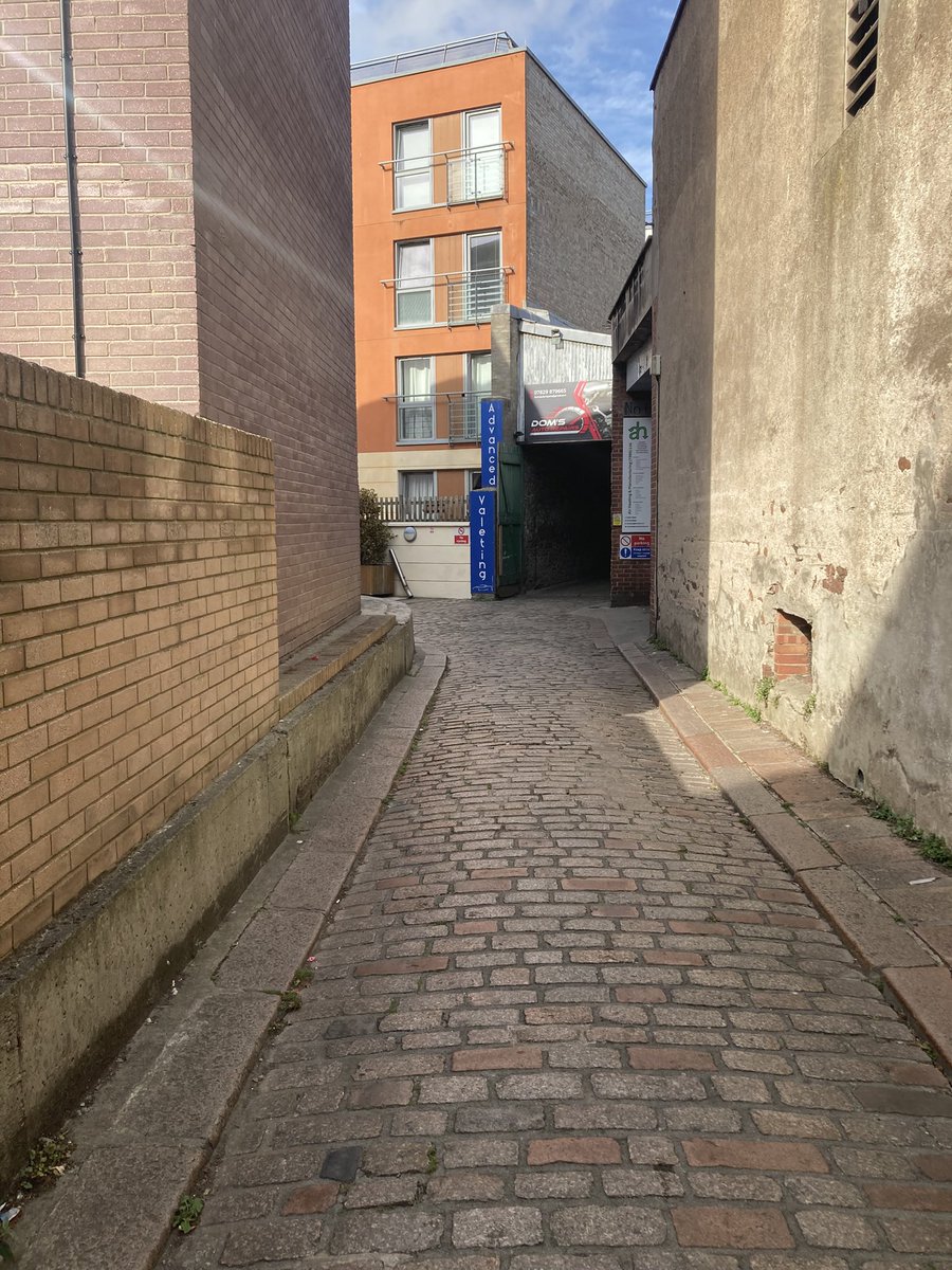 Simon Brown (@beatlesimon) on Twitter photo <a href="/WaxeWod/">Waxe Wod</a> The alley I walk down to and from work. <a href="/WaxeWod/">Waxe Wod</a> The alley I walk down to and from work.