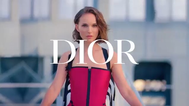 自由をつかむ、香りのマニフェスト​ 「ミス ディオール エッセンス