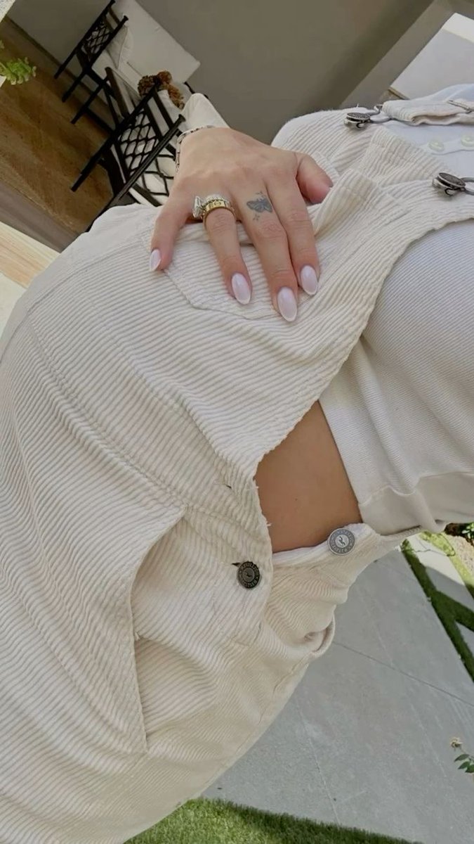 ㅤㅤㅤㅤㅤㅤ ㅤㅤㅤㅤㅤㅤ
ㅤㅤㅤㅤㅤㅤㅤㅤㅤㅤㅤㅤㅤㅤ ㅤㅤㅤㅤㅤㅤㅤㅤㅤㅤㅤㅤㅤ🌻 : Él casi está con nosotros y yo aún sigo sin poder creerlo (me duele la espalda).

 ㅤㅤㅤㅤㅤㅤㅤ