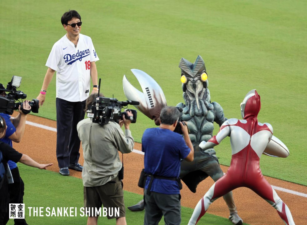 MLBドジャース―レッズ戦の試合前イベントに、ウルトラマンとバルタン星人が登場しました。必殺技のスペシウム光線ではなく、「背負い投げ」で球場を盛り上げました。＃宇宙忍者　＃M78星雲