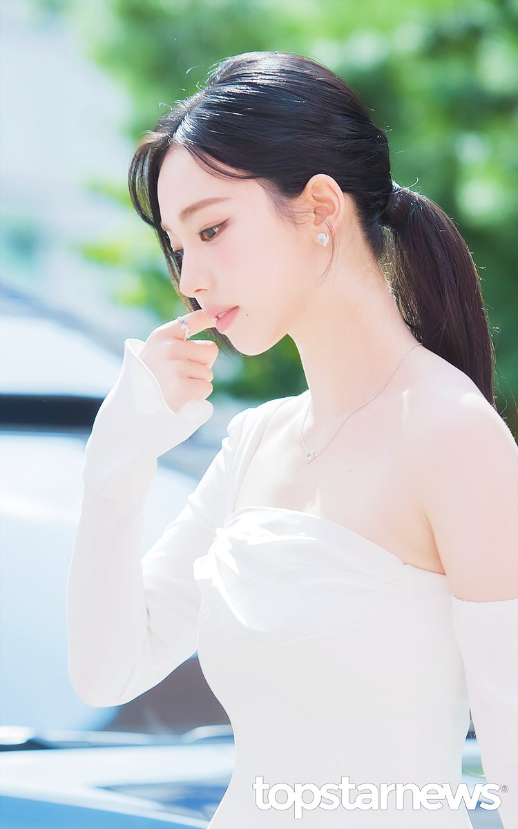 에스파 카리나, ‘태양보다 빛나는 여신 비주얼’ (무신사 뷰티 포토월) [HD포토] #무신사 #MUSINSA #무신사뷰티 #포토월 #프리뷰 #에스파 #aespa #카리나 #KARINA topstarnews.net/news/articleVi… <- Original Photo