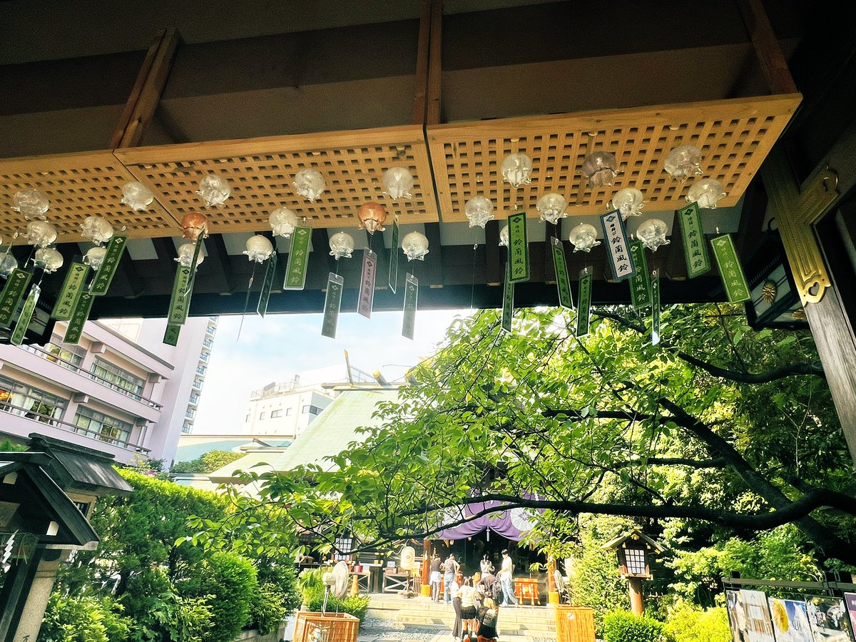 飯田橋でのお仕事が早めに終わったので、東京大神宮に寄って来ました〜！暑すぎでしたが、風鈴がすずらんで✨可愛いくて涼しげだったのが救いでした〜♪

#東京大神宮
#すずらん風鈴