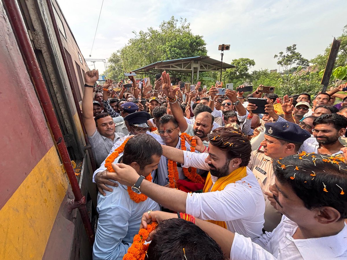 Amardip Kumar# (@amardipkumar20) on Twitter photo 15713/4 इंटरसिटी एक्सप्रेस का गोछारी ठहराव
इंटरसिटी को गोछारी से झंडा दिखा कर रवाना करते सासंद <a href="/Rajeshverma_LJP/">Rajesh VVerma</a>
आशा करते है जल्द ही खगड़िया से पुणे,अहमदाबाद, बेंगलुरु की ट्रेन को भी झंडा दिखाकर रवाना करेंगे। 15713/4 इंटरसिटी एक्सप्रेस का गोछारी ठहराव
इंटरसिटी को गोछारी से झंडा दिखा कर रवाना करते सासंद <a href="/Rajeshverma_LJP/">Rajesh VVerma</a>
आशा करते है जल्द ही खगड़िया से पुणे,अहमदाबाद, बेंगलुरु की ट्रेन को भी झंडा दिखाकर रवाना करेंगे।