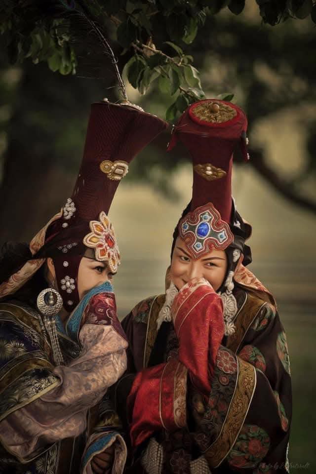 Хойморт суугаад ганц муу үг хэлэхэд хаяанд байгаа савтай ус бохирддог гэлцдэг. Үг энергитэй, ус ч амьтай болохоор тэр. 
Хэрүүл уруул хов жив ярих, сонсох нь та бидний амьдралд олиггүй муу энергийг үүсгэдэг учраас үг үйлдлээ сайтар анхаарууштай ⚖️