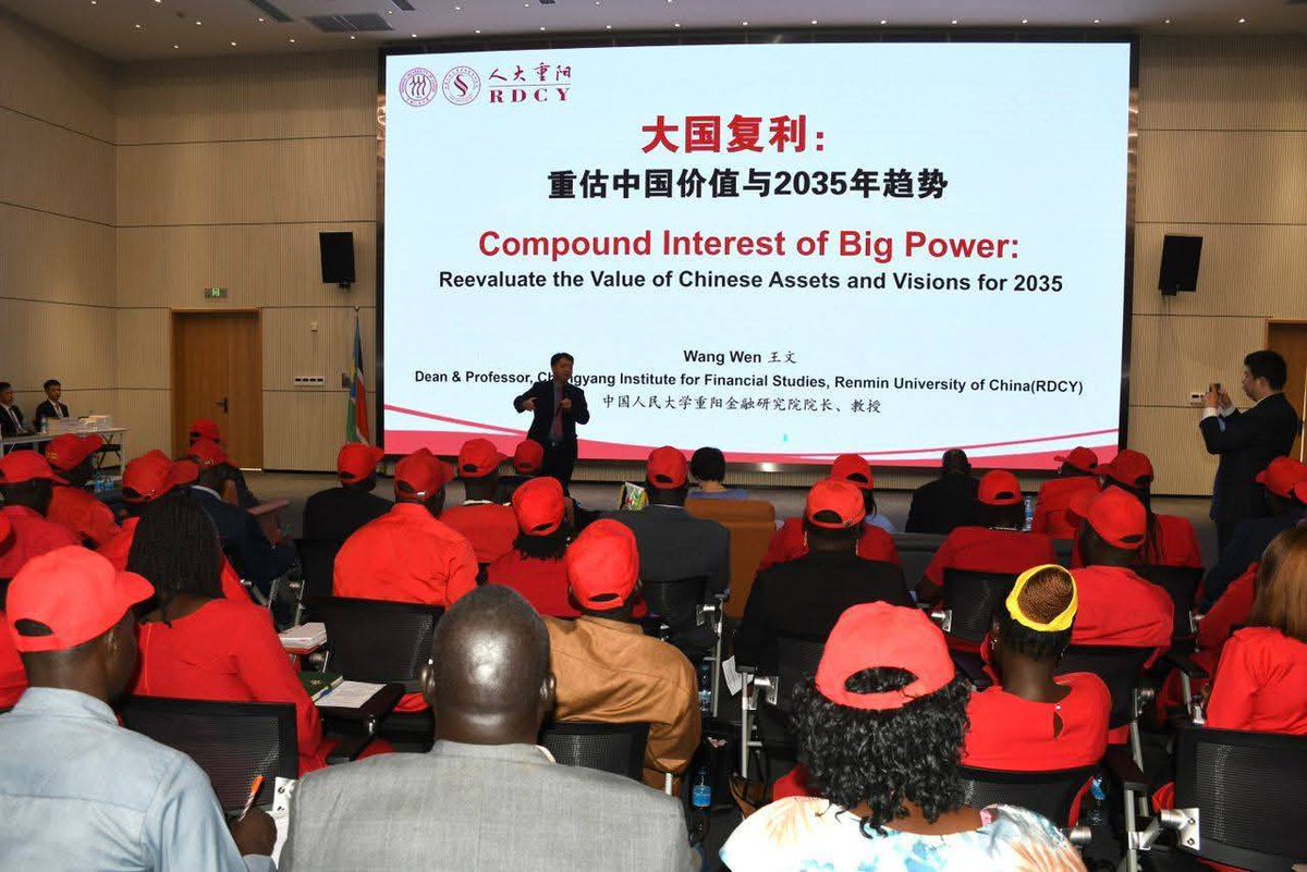 During SPLM and CPC Symposium on"𝗫𝗜 𝗝IN𝗣𝗜𝗡𝗚 𝗧𝗛𝗢𝗨𝗚𝗛𝗧 𝗢𝗡 𝗗𝗜𝗣𝗟𝗢𝗠𝗔𝗖𝗬 𝗔𝗡𝗗 𝗖𝗣𝗖'𝗦 𝗘𝗫𝗣𝗘𝗥𝗜𝗘𝗡𝗖𝗘 𝗜𝗡 𝗦𝗧𝗔𝗧𝗘 𝗚𝗢𝗩𝗘𝗥𝗡𝗔𝗡𝗖𝗘", <a href="/WangwenR/">WangWen</a>, dean of RDCY, delivered a lecture to African officials.