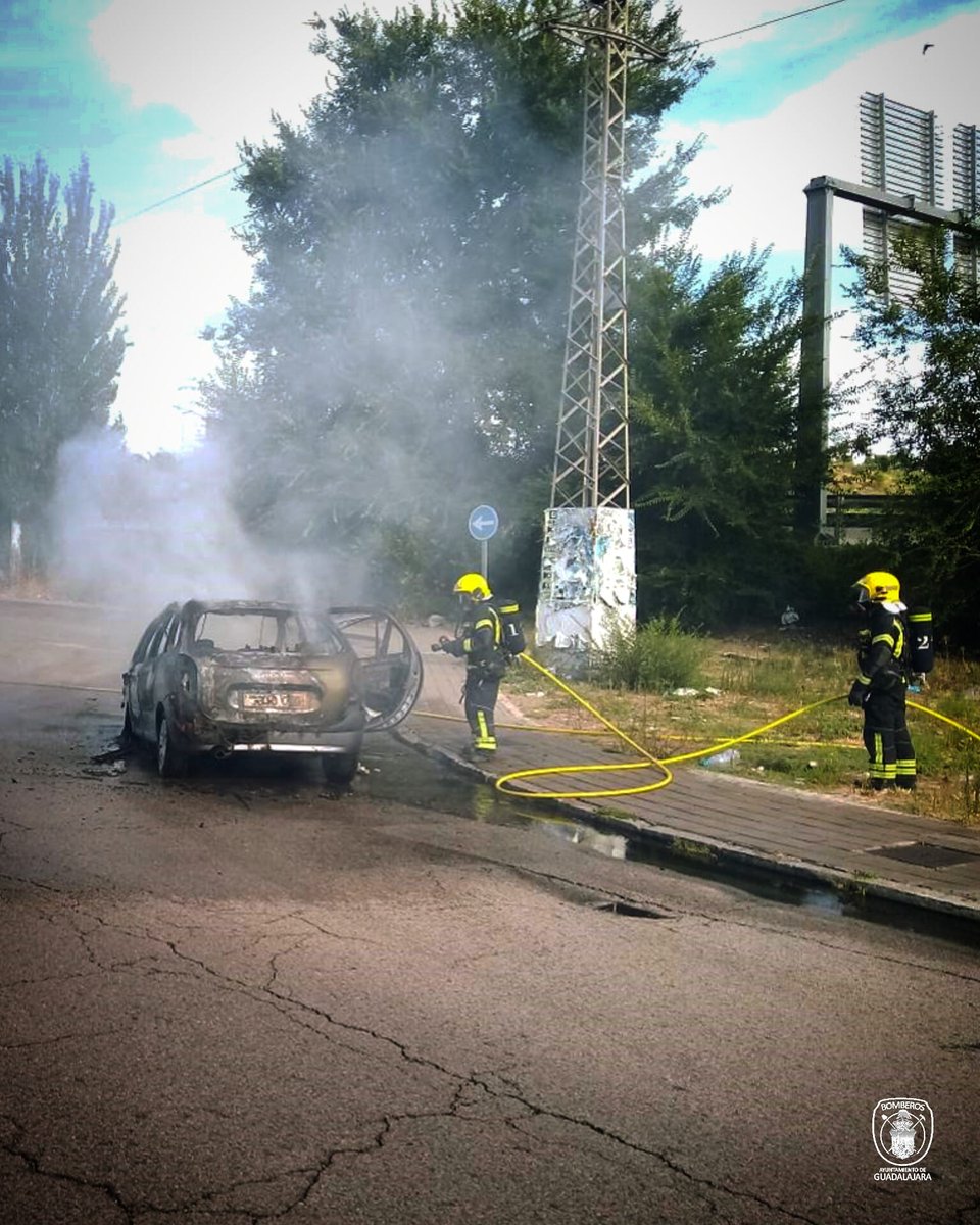 bomberosgu's tweet photo. 🔥 #INTERVENCIÓN 👨‍🚒

Aviso por incendio de vehículo en entorno del Polígono de El #Balconcillo 🚒

A la llegada, @policialocalgu ya ha cortado la calle, facilitando las labores de extinción, sin riesgo de propagación y sin daños personales 🚓

#BomberosGU #SeguridadGU #Bomberos https://t.co/cY00ir61KA
