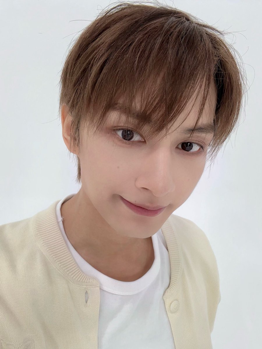 준이 이거 뭐에요?? 그냥 왜케 귀여워요??? 헤어스타일 뭐에요?!!???!??? 걍 이뻐