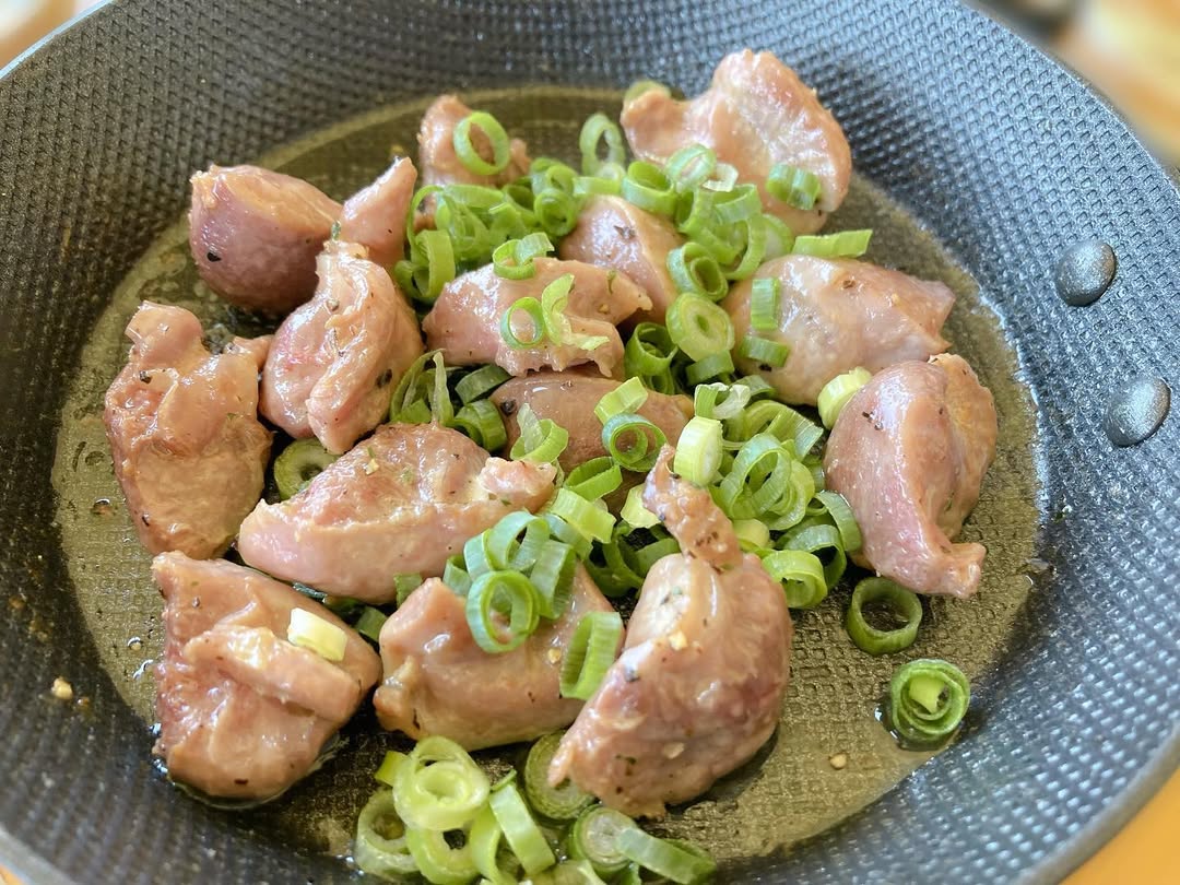 Yvreji8045's tweet image. つまみ3種！ ・山芋とベーコンの黒胡椒炒め ・大根サラダ ・揚げたこ焼き ・砂肝のガリバター炒め(ガーリックバター) 昼間からお酒飲んじゃいました🤤